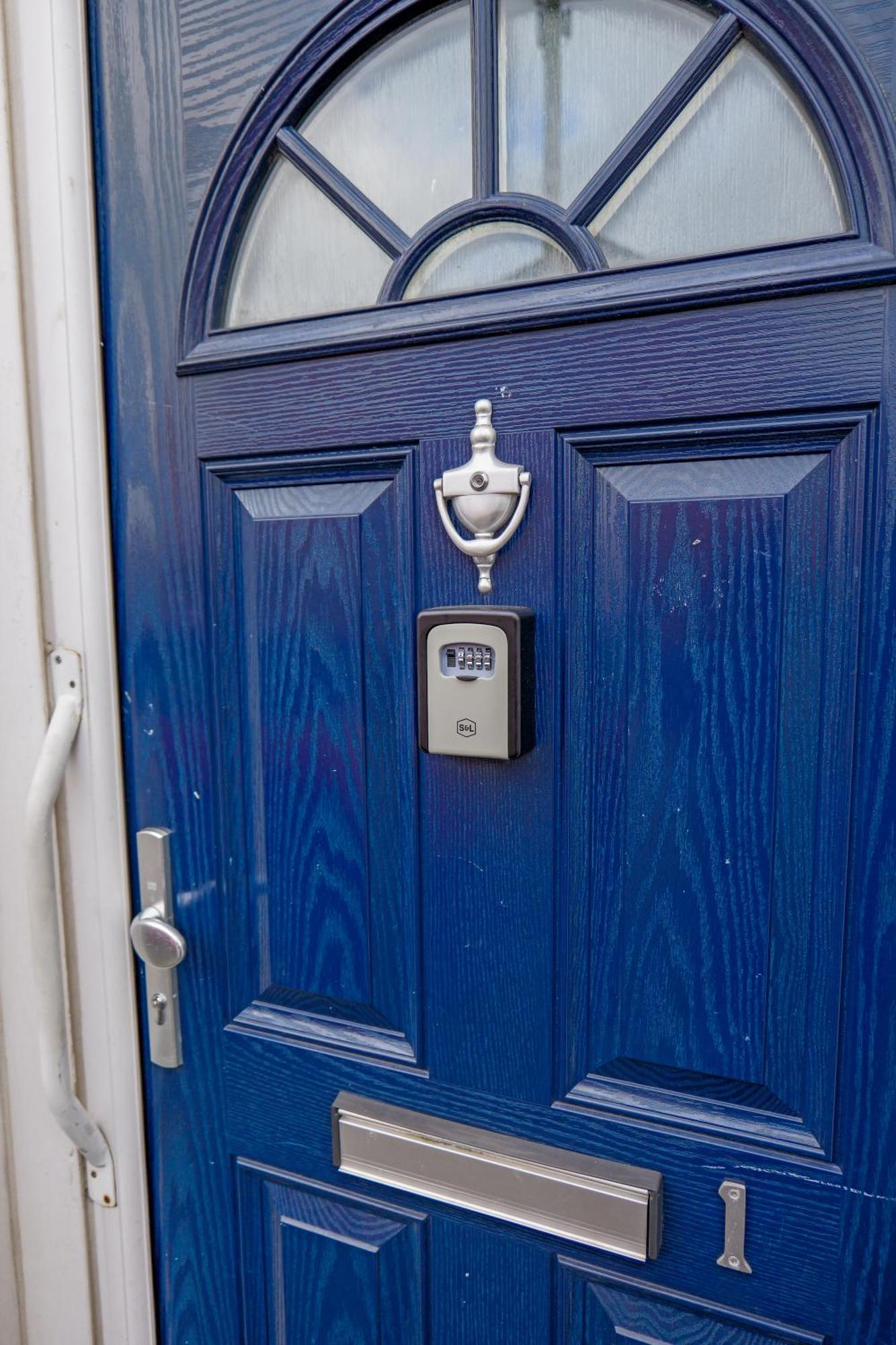 Rochdale 3 Bedroom House 2 Bath With Free Parking Sleeps 7 מראה חיצוני תמונה