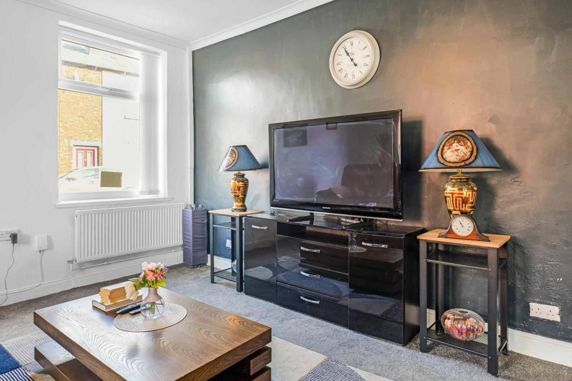 Rochdale 3 Bedroom House 2 Bath With Free Parking Sleeps 7 מראה חיצוני תמונה