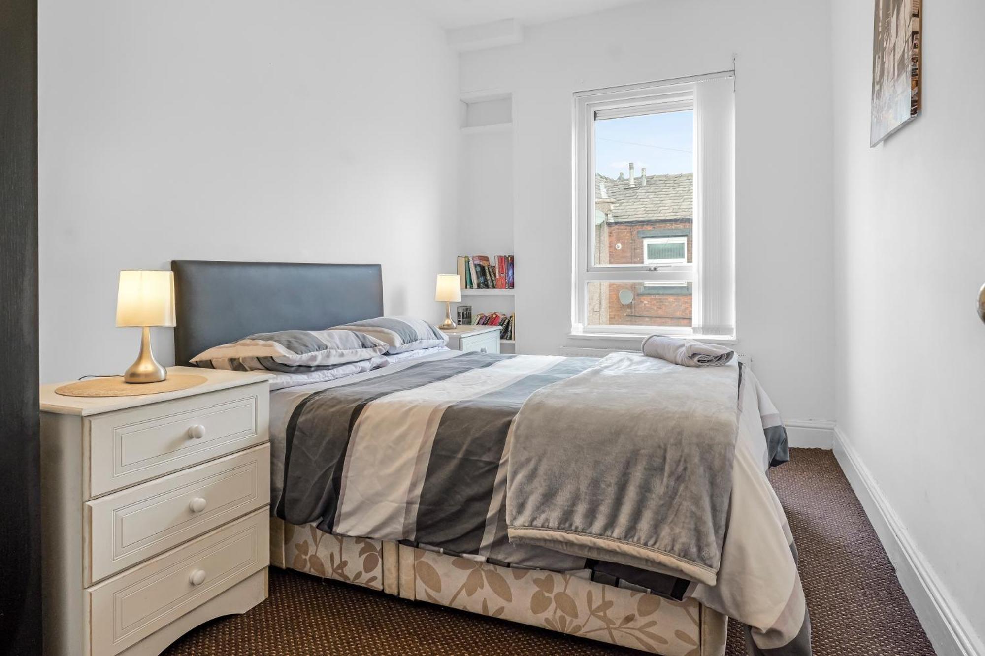 Rochdale 3 Bedroom House 2 Bath With Free Parking Sleeps 7 מראה חיצוני תמונה