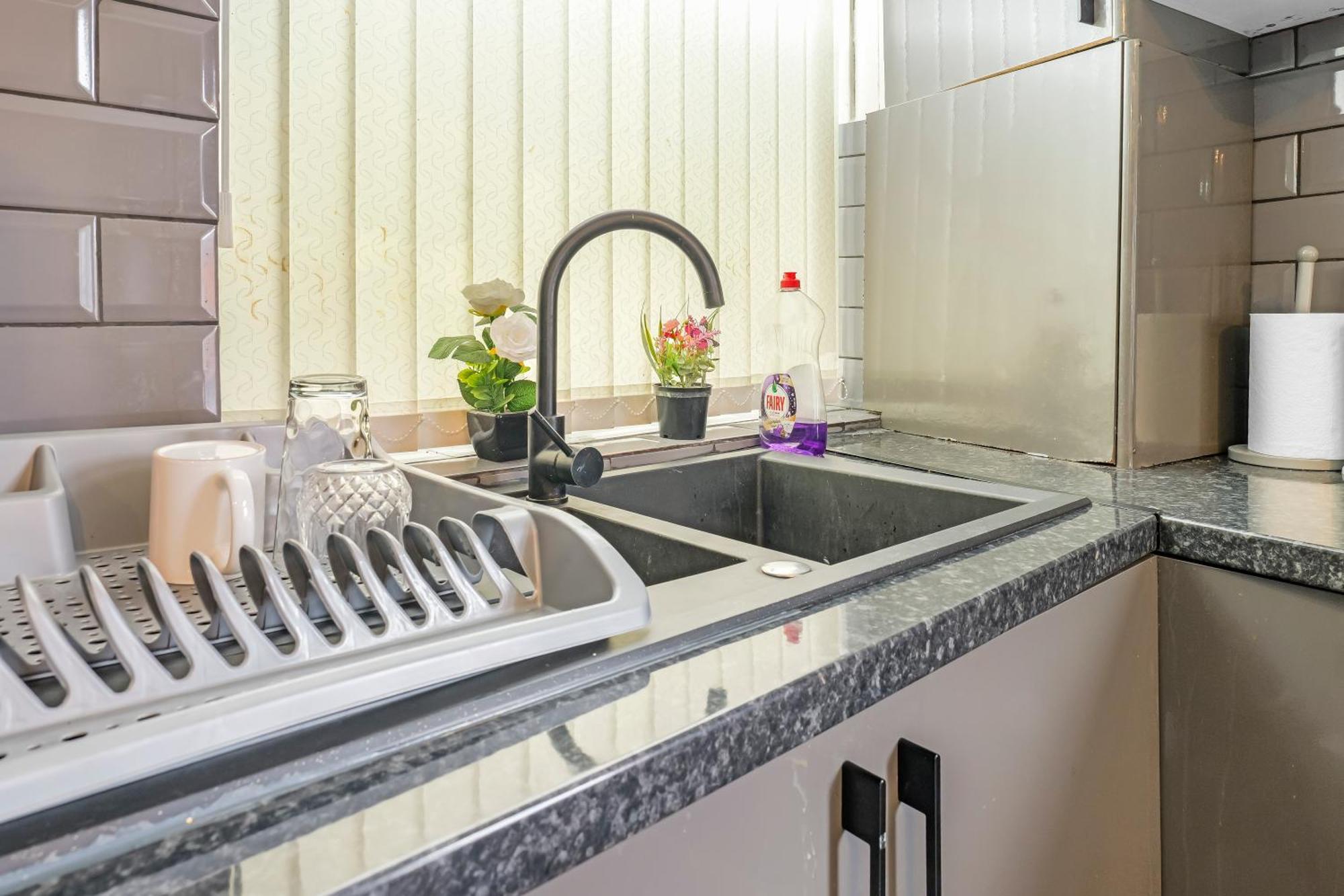Rochdale 3 Bedroom House 2 Bath With Free Parking Sleeps 7 מראה חיצוני תמונה