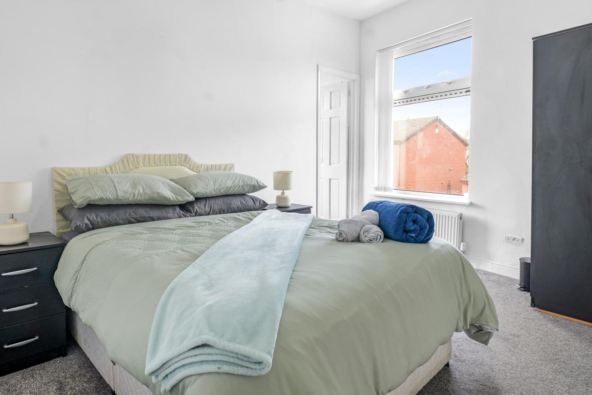Rochdale 3 Bedroom House 2 Bath With Free Parking Sleeps 7 מראה חיצוני תמונה
