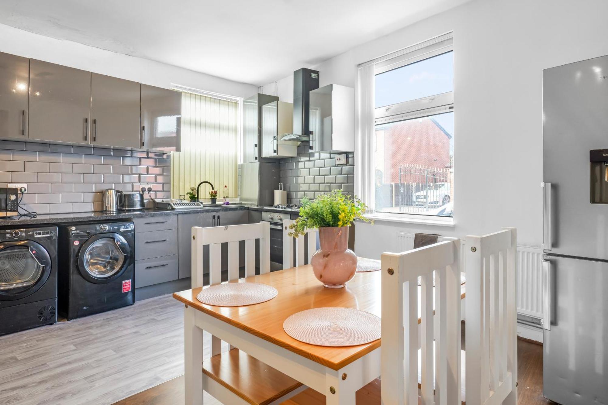 Rochdale 3 Bedroom House 2 Bath With Free Parking Sleeps 7 מראה חיצוני תמונה