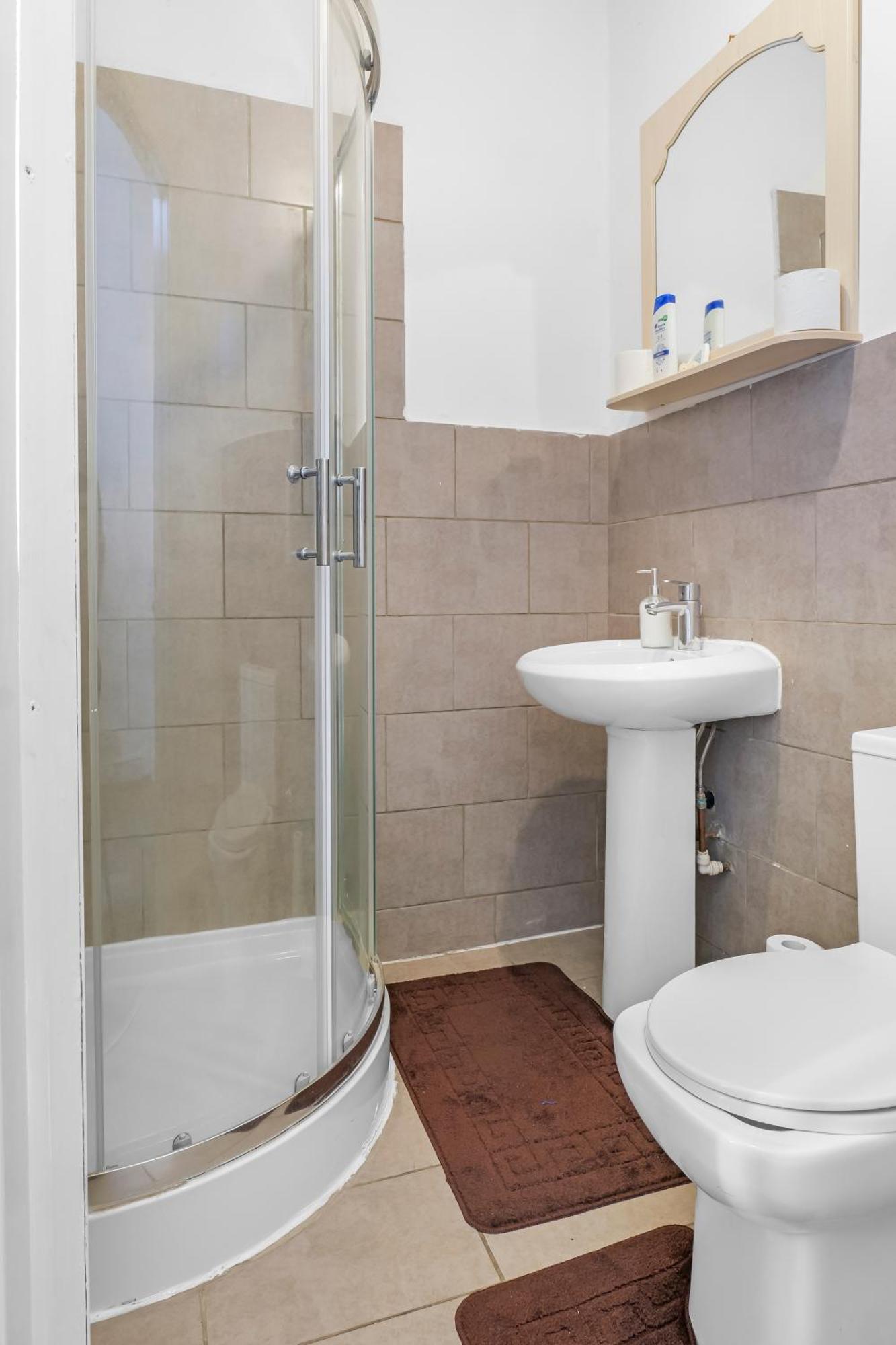 Rochdale 3 Bedroom House 2 Bath With Free Parking Sleeps 7 מראה חיצוני תמונה