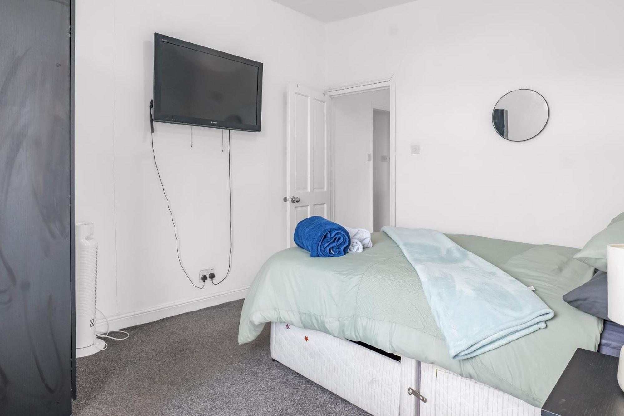Rochdale 3 Bedroom House 2 Bath With Free Parking Sleeps 7 מראה חיצוני תמונה