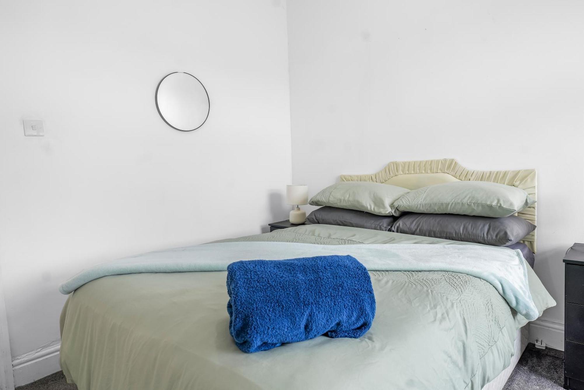 Rochdale 3 Bedroom House 2 Bath With Free Parking Sleeps 7 מראה חיצוני תמונה