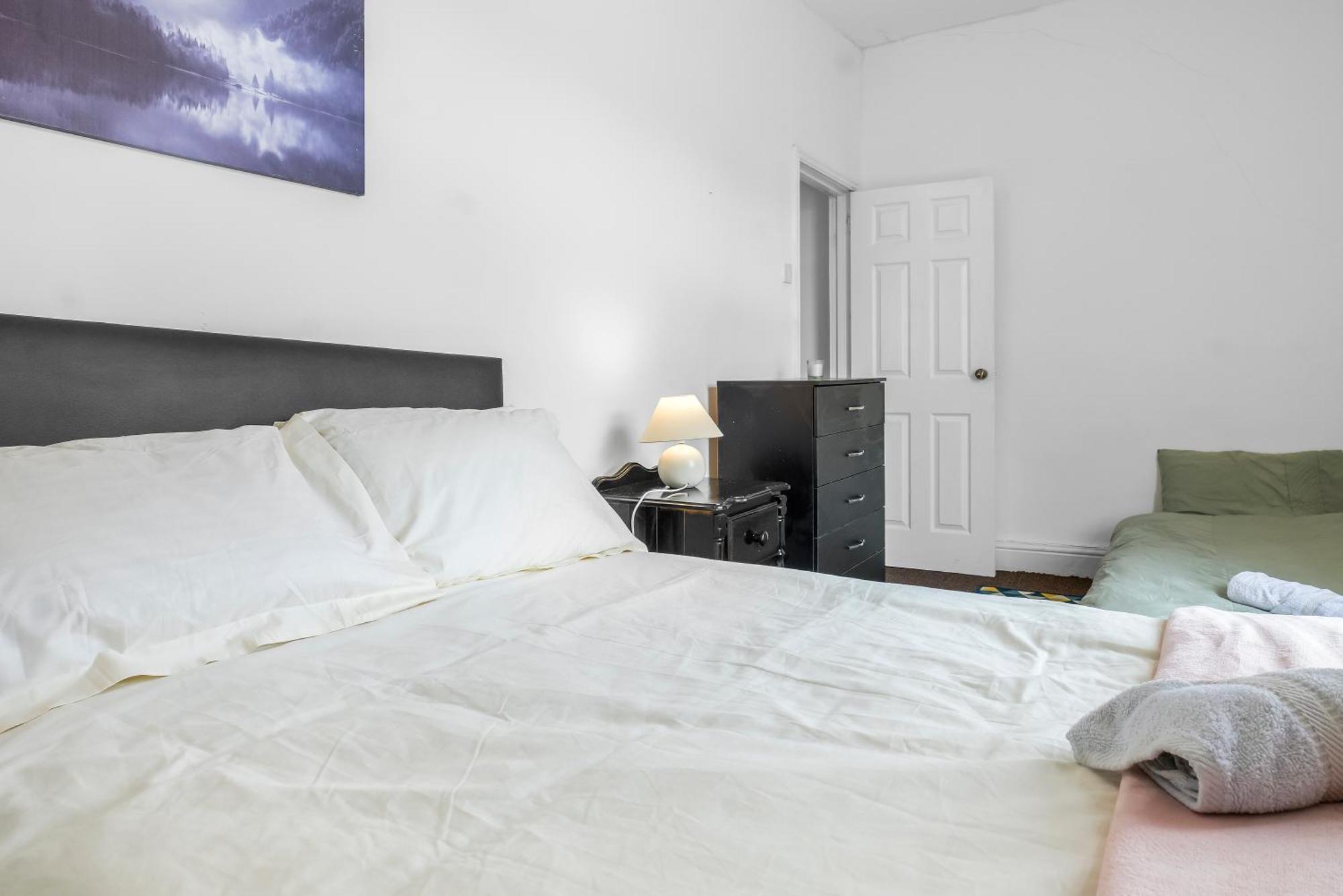 Rochdale 3 Bedroom House 2 Bath With Free Parking Sleeps 7 מראה חיצוני תמונה